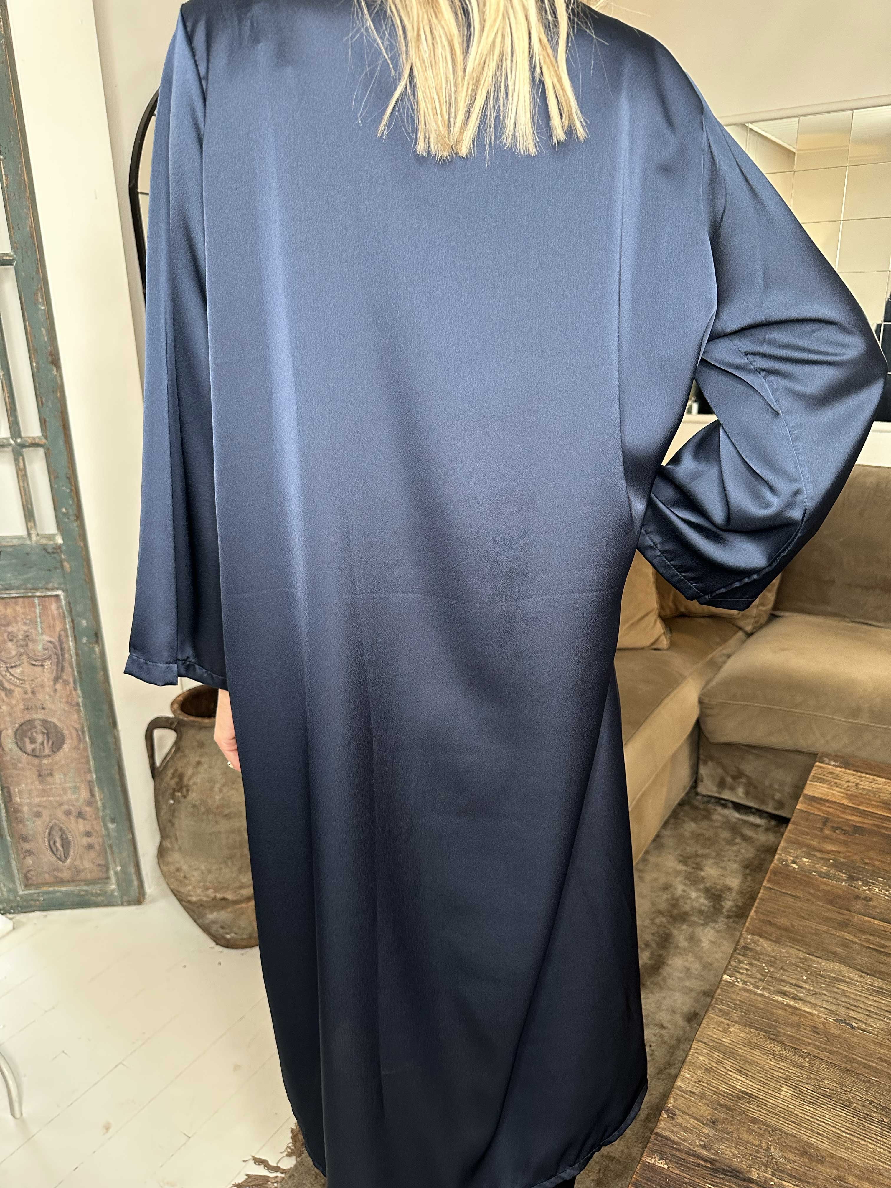 Emilia - Klänning i silkelook med lös passform och vita pärlor